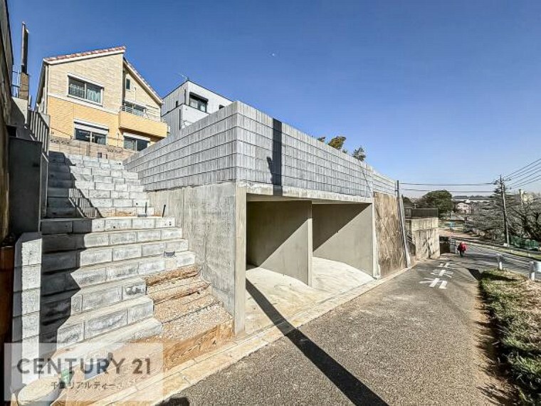 現況外観写真 建設中です！完成が楽しみですね。 周辺環境や他物件もまとめてご案内可能です！不動産の事ならどんな事でもお気軽にご相談ください。