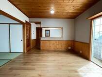 天井の木目が綺麗です　カントリー調の家具が似合いそうなリビングルームです