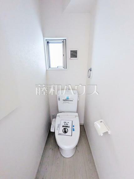トイレ 1号棟　トイレ　【八王子市裏高尾町】清潔な空間を保ちたいトイレはオフホワイトでまとめました。