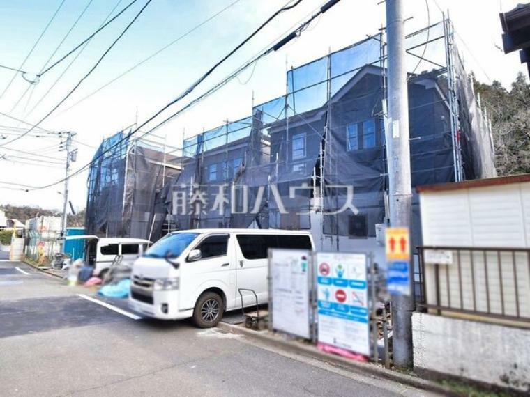 現況外観写真 現場風景　【八王子市裏高尾町】 お探しの物件に出会うためには、早めのご確認をオススメします。未完成の今のうちにぜひお問合せをお待ちしております。