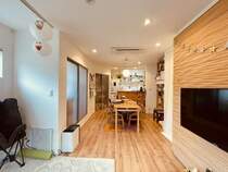アクセントの役割も、室内のふんわり安らぎの空間にもしてくれる木材の壁を配置。