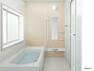 浴室 【同仕様写真】浴室は新品のユニットバスに交換します。浴槽には滑り止めの凹凸があり、床は濡れた状態でも滑りにくい加工がされている安心設計です。