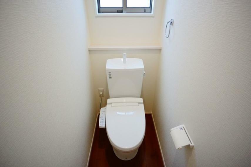 同仕様写真。ウォシュレット付トイレです。節水機能もあるので、安心して使えますね。もちろん、1階2階の2ヶ所にトイレがあるので、忙しい朝にもゆとりができますね。