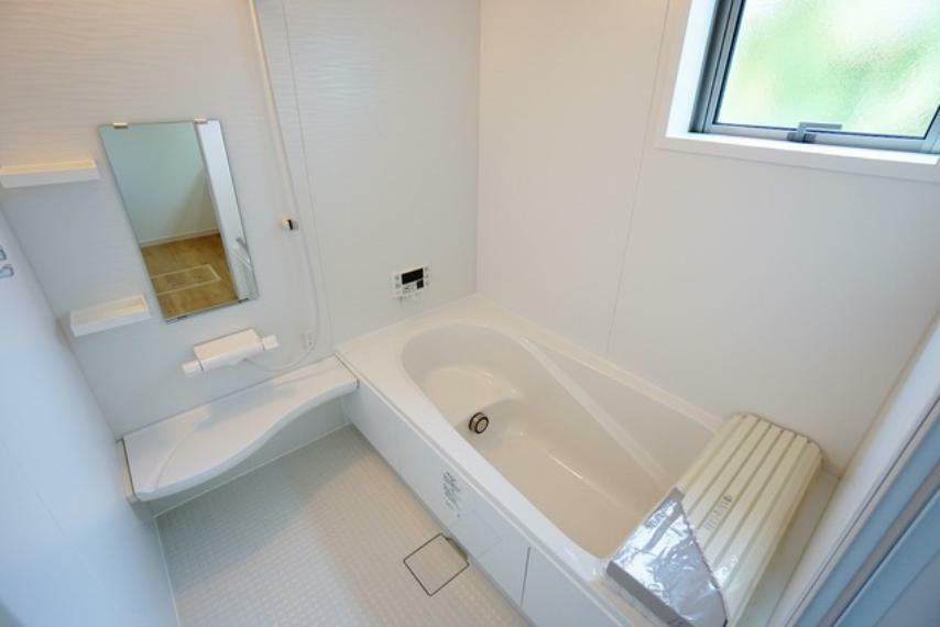 同仕様写真。1坪サイズの浴室は、足をのばしてリラックスできます。浴室乾燥機付きなので、雨の日も気にせず洗濯物が干せます。
