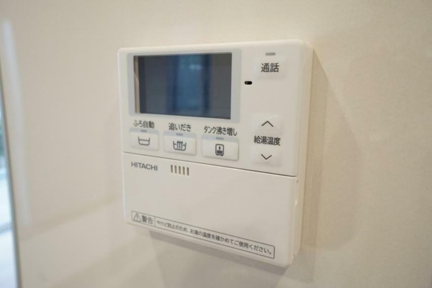 発電・温水設備 キッチン横からお湯張り、追い炊き、足し湯がボタン一つで楽々操作できる給湯機リモコンです。