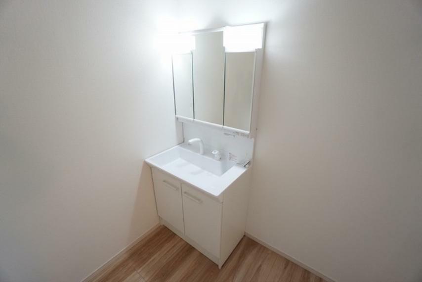 同仕様写真（内観） 同仕様写真。三面鏡つき洗面台。鏡裏にたっぷりとした収納スペースがあります。鏡を閉めてしまえば小物は見えないため、スッキリとした印象の洗面台にできます。