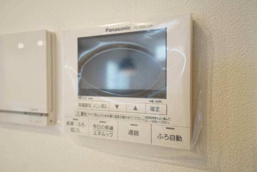 発電・温水設備 キッチン横からお湯張り、追い炊き、足し湯がボタン一つで楽々操作できる給湯機リモコンです。