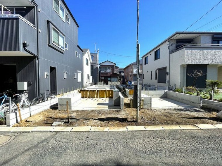 現況写真 現在施工中です。もちろんいつでもご見学は可能なので、南側道路の日当たりを、是非ご確認ください。