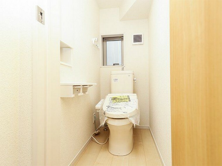 同仕様写真（内観） ＼同仕様写真/オート開閉のフタなので、手を触れず清潔・快適なトイレです！