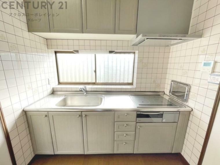 壁付けシステムキッチンはスペースの最大限の有効活用が可能で、動線がスムーズになり調理や準備が快適で効率的に行えます。収納スペースや吊り戸棚が設けられ、調理器具や食器類をスマートに収納できます。