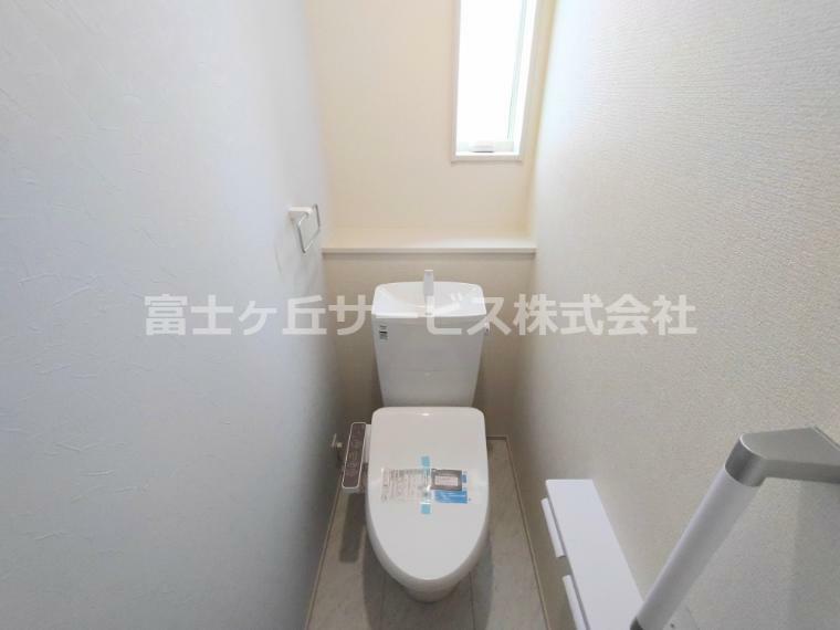 玄関横とキッチン横におトイレがあります