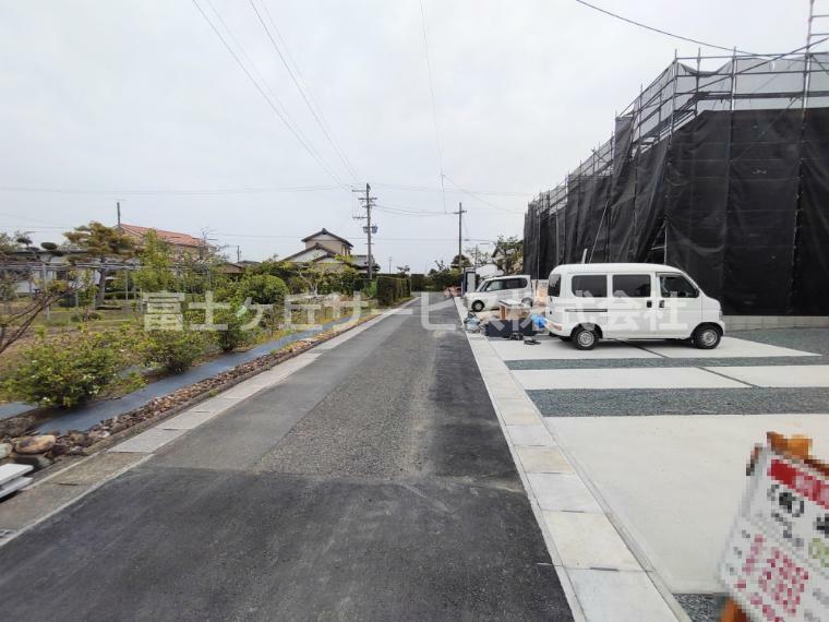 現況写真 前面道路含む現地写真です