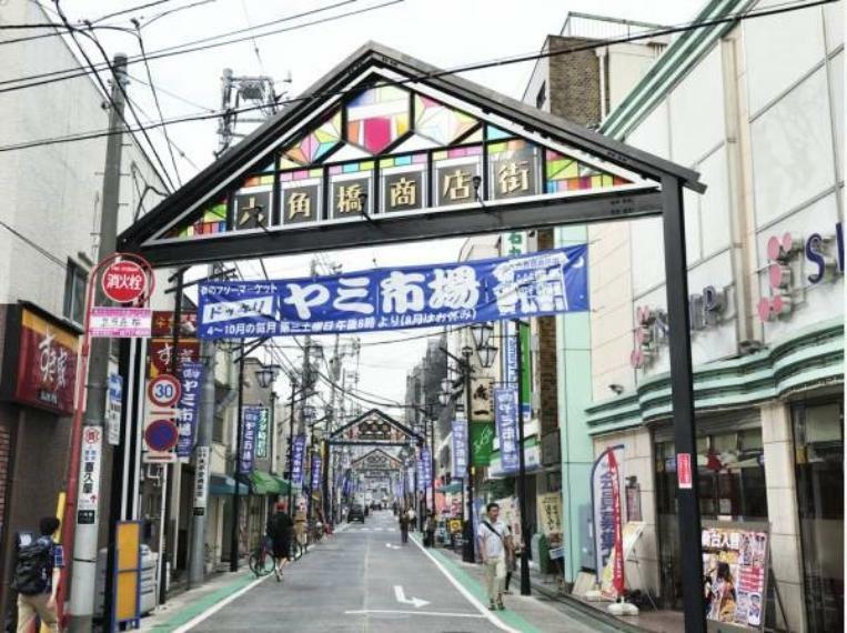 六角橋商店街（昭和の面影を残すレトロな雰囲気が魅力の商店街。幅広い業種のお店で古くから賑わいを見せている。）
