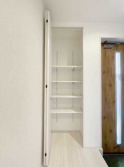 収納 高さを調節できる可動棚付きの玄関収納スペース。