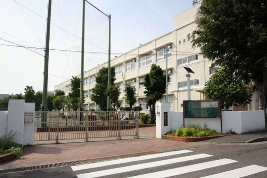 中学校 横浜市立鶴ケ峯中学校　距離約1280m