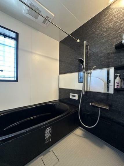 浴室は黒を基調としたモダンなデザインです。