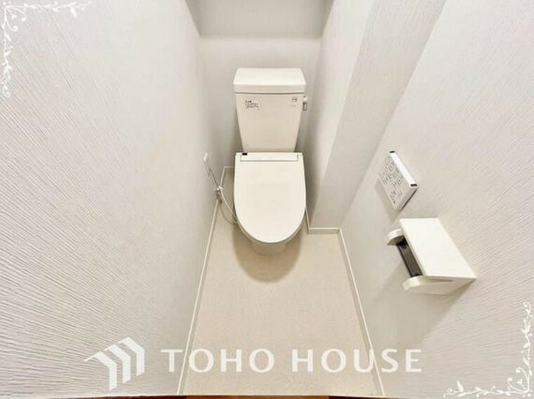 トイレ 十分な広さと清潔感のあるカラーで纏まったおトイレ。時間に余裕とゆとりを持たせます。
