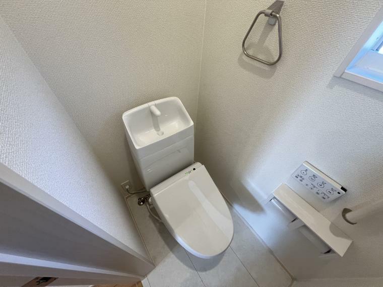 トイレ トイレは1、2階ともににございます。換気に便利な小窓も付いています（1号棟）
