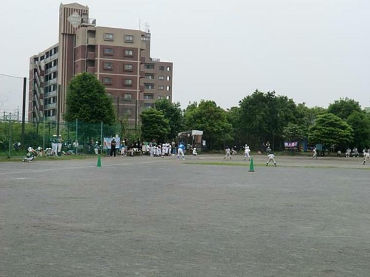 元宮さわやか公園（北部第一水再生センターの施設上に作られた多目的広場です。サッカーや野球などの競技が楽しめます。）