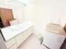 洗面化粧台 ～Wash room～使い勝手がよく細かいものもスッキリと収納できる3面鏡タイプの洗面台です。シャワー水栓付きで、洗面ボウルのお掃除も楽になります。