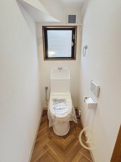 トイレ トイレはコンパクトなサイズです。オフホワイトで統一されていて清潔感がありますね！