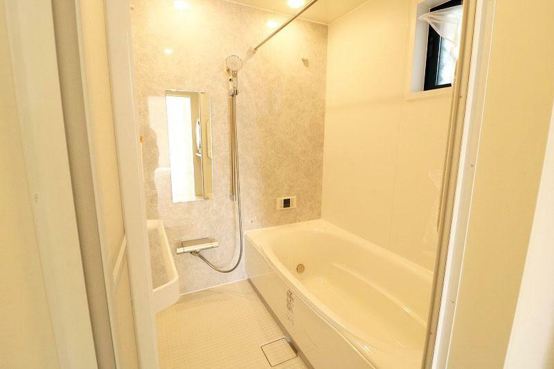 浴室 【バスルーム】 保湿性能の高いサーモバス、冬でも床がひんやりしないサーモフロアをはじめ機能性に優れたシステムバス。