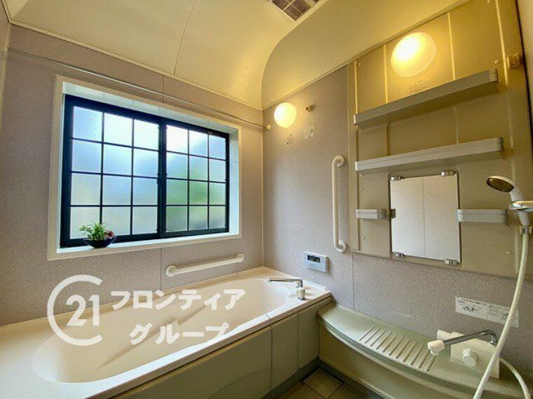 浴室 ゆったりと脚を延ばして、1日の疲れを癒せます。窓があるのでこまめに湿気を換気ができます。
