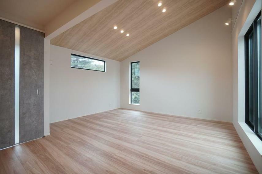 居間・リビング 勾配天井の開放的なLDKとなっております。天井にはデザイン性の高い材料をつかっております。