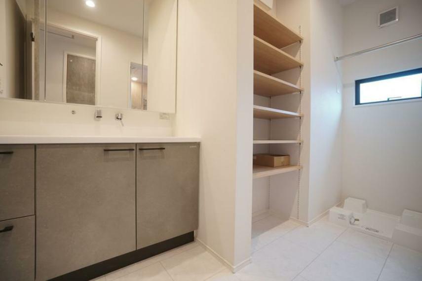 キッチン 収納棚も完備した広々洗面スペースになっております。洗面台も通常よりも広くなっております。