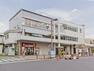 京浜東北線「北浦和」駅（京浜東北線の停車駅です。駅の広いスペースのターミナルからは、教育機関方面、さいたま市立病院方面へ、バスによる運行が繁盛に行われています。交通の重要な中継地点として利用されています。）