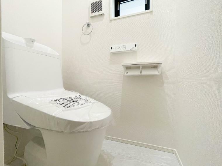 トイレ 【Toilet】トイレ・ウォシュレット付。快適で衛生的な洗浄機能付温水シャワートイレです。（2号棟）