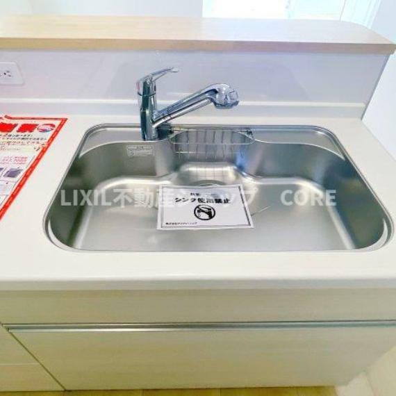 キッチン クリアな水が毎日使え、見た目にもスマートな浄水器一体型。人気の商品です。