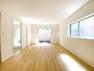居間・リビング 家具の配置がしやすい広さを確保しつつ、窓が多い設計は色々な角度から光が取り込める間取りです。