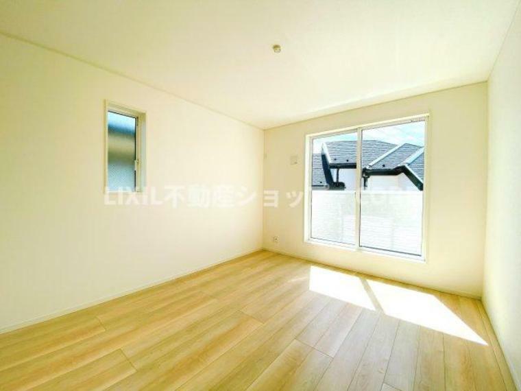 寝室 バルコニーに面した大きな窓は、お陽さまの光とさわやかな風をたっぷりとりこめます。