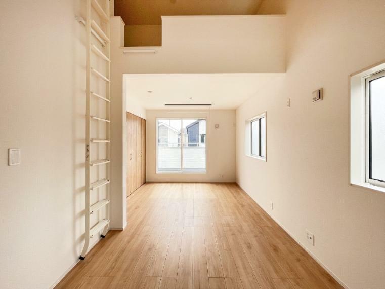 寝室 ロフト付きの洋室は天井も高く収納充実！ロフトは収納スペースとしても寝室としても使い方色々ですね。