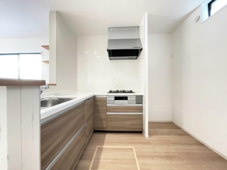 キッチン L字型だと料理するスペースも広々と使えます。コンパクトに動けてお料理ラクラク。