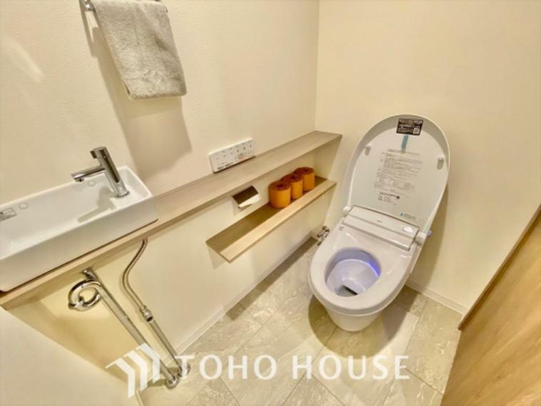 トイレ 【トイレ】トイレも全て新品に交換されており、清々しく新生活を始めることができます。白基調の清潔感のある空間に生まれ変わりました。