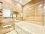 浴室 光に照らし出されたバスルーム。適度な湿度と静かに揺れる眼前の水面。広い浴槽にゆっくりと身を沈め深く瞑想をすれば、明日への新たな活力が膨らんでくる。