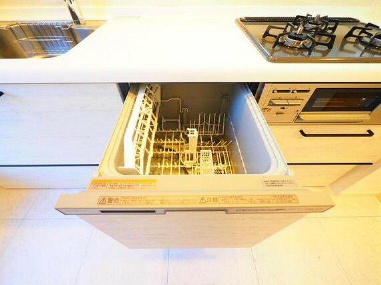 キッチン 家事の時短に繋がる食洗機が搭載されています。時間にゆとりが生まれ、ご家族との時間も増えそうです。