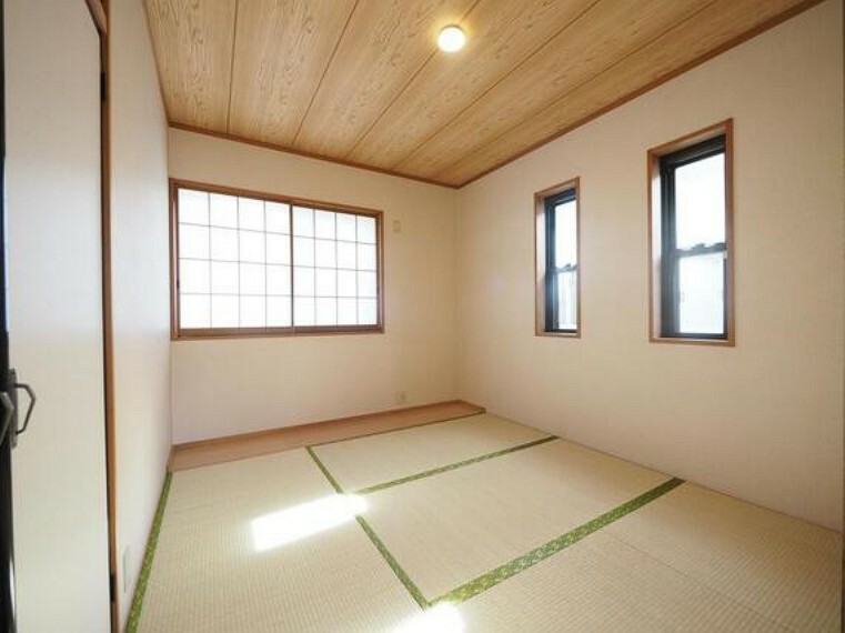 和室 柔らかな色調で統一された和室は、畳の香りに包まれながら、癒やしのひとときを過ごせます。