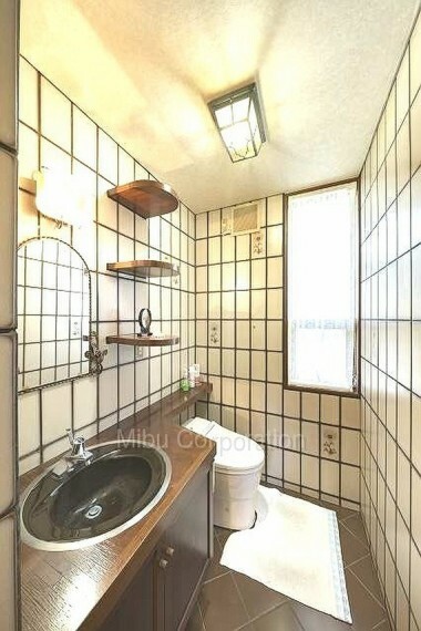 窓付き・手洗い場付きの広く開放感のあるトイレです。