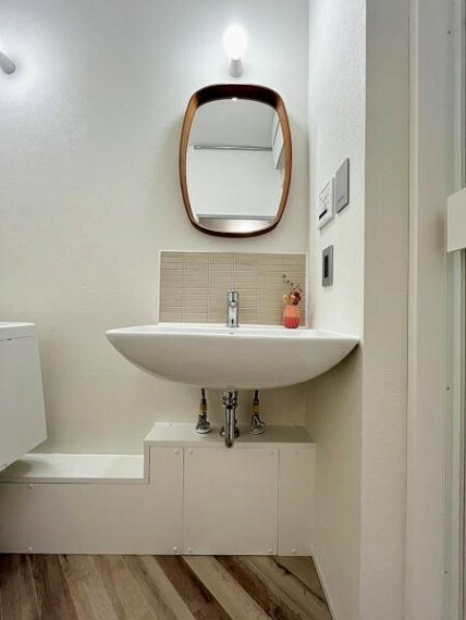 洗面化粧台 生活動線を考えた使いやすい水回り。収納も豊富で機能的な三面鏡洗面化粧台！ストレスフリーの広さがある洗面所も魅力的！