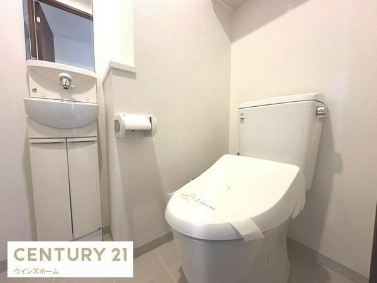 トイレ 新規交換済みのトイレはウォッシュレットが内蔵されているので使用後はスッキリと爽快な使い心地です！手洗い場もついており清潔です！