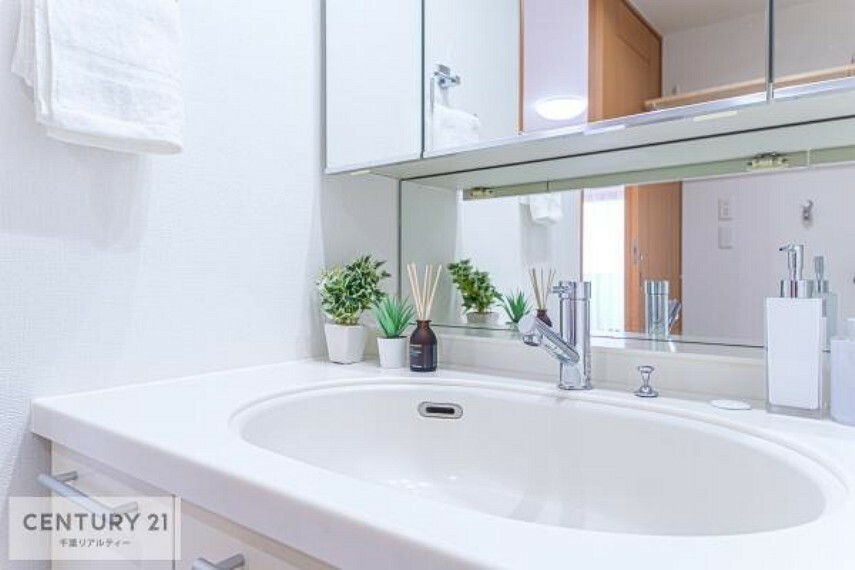 洗面化粧台 洗面台ホールは、深く水が跳ねにくい！それにお掃除がしやすい使い勝手の良い洗面台！白を基調としているので、清潔感のある水周りです！