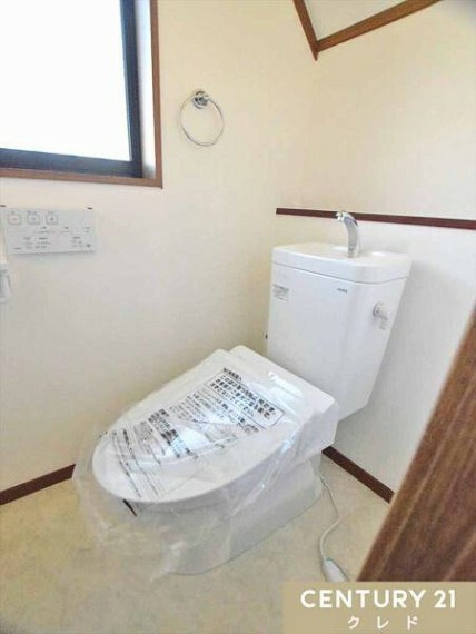 トイレ トイレは1階も2階も新規交換済み!! シンプルに清潔感のあるホワイト色。収納が付いて実用性も兼ね備えた造り。 いつも清潔な空間であって頂けるよう配慮しました。