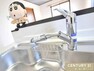 キッチン 【シャワー水栓】 キッチンには自由度の高いシャワー付きの水栓を使用。シンクの壁面にも直接水をかけることができるので、洗剤の洗い残しなどのリスクを少なくします。