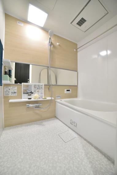 浴室 便利な浴室乾燥機付きのバスルーム。ゆったりとした広さです。