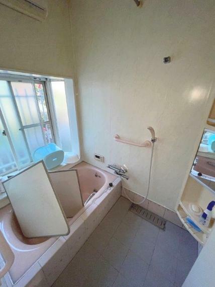浴室 小窓があり換気ができます。湿気はカビのもとになるので防いでおきたいですね。