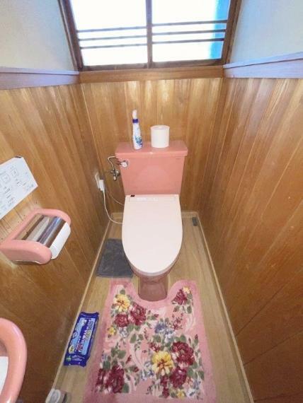 トイレ 洗浄付き便座が魅力的なトイレです。毎日使用する場所だから、換気出来るよう、窓も完備しています。
