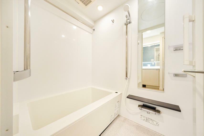 【浴室】<BR/>疲れを癒す場所にふさわしい快適で清潔な空間で<BR/>心も体もオフになる極上のリラックスタイムをお楽しみください。
